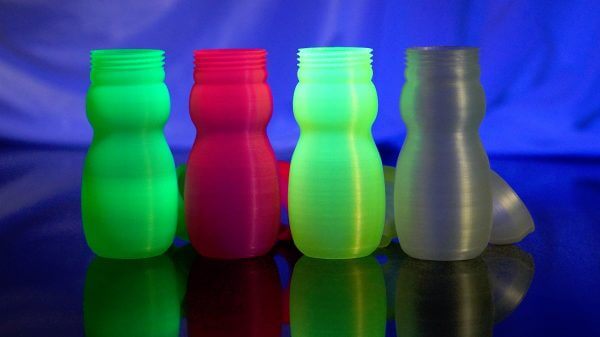 Flaschen im Schwarzlicht