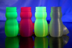 Flaschen im Schwarzlicht