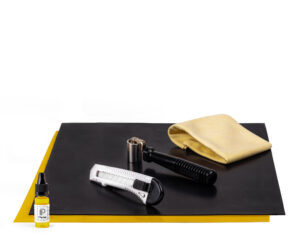 Printing Kit für den Bambu Lab H2D mit: – P-surface 141 (350 mm x 320 mm) – P-adhesive 220 (350 mm x 320 mm) – P-roller 621 – P-wipe 515 – P-cleaner 308 – P-cutter